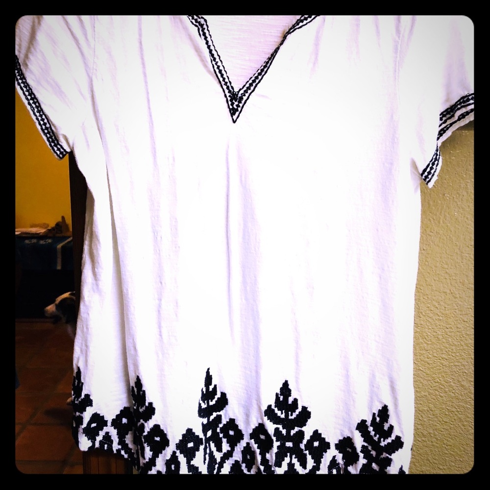 Longer soft tee with embroidery